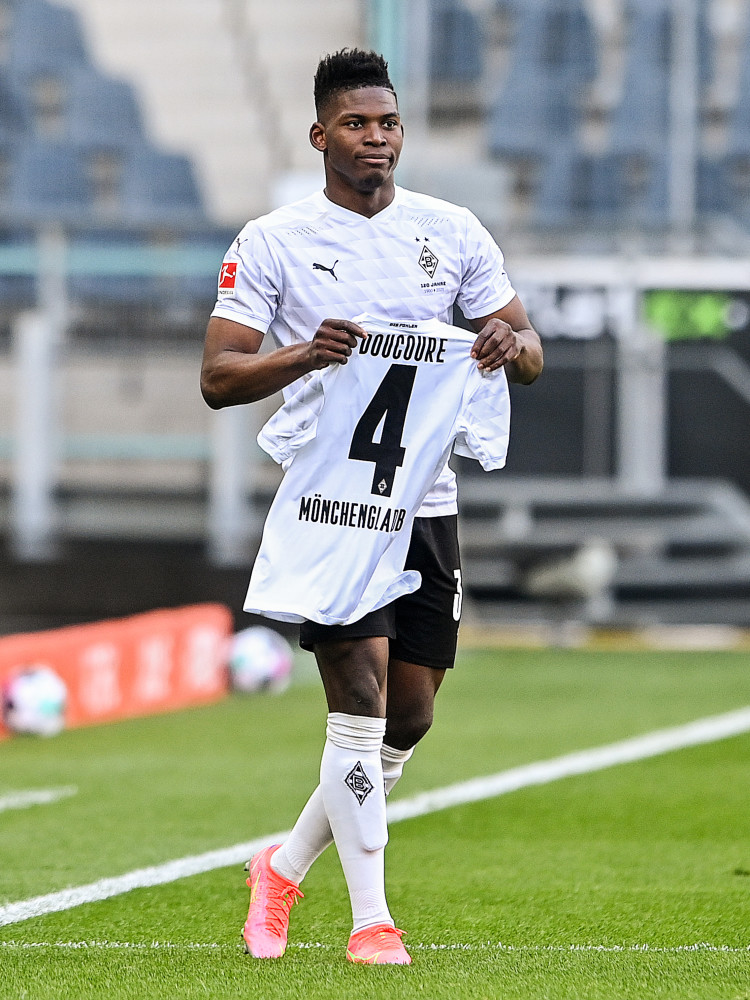 内马尔在RNG比赛中高光表现Scout与70激战C9分钟，今晚门兴格拉德巴赫队长鼓劲看傻球迷的简单介绍