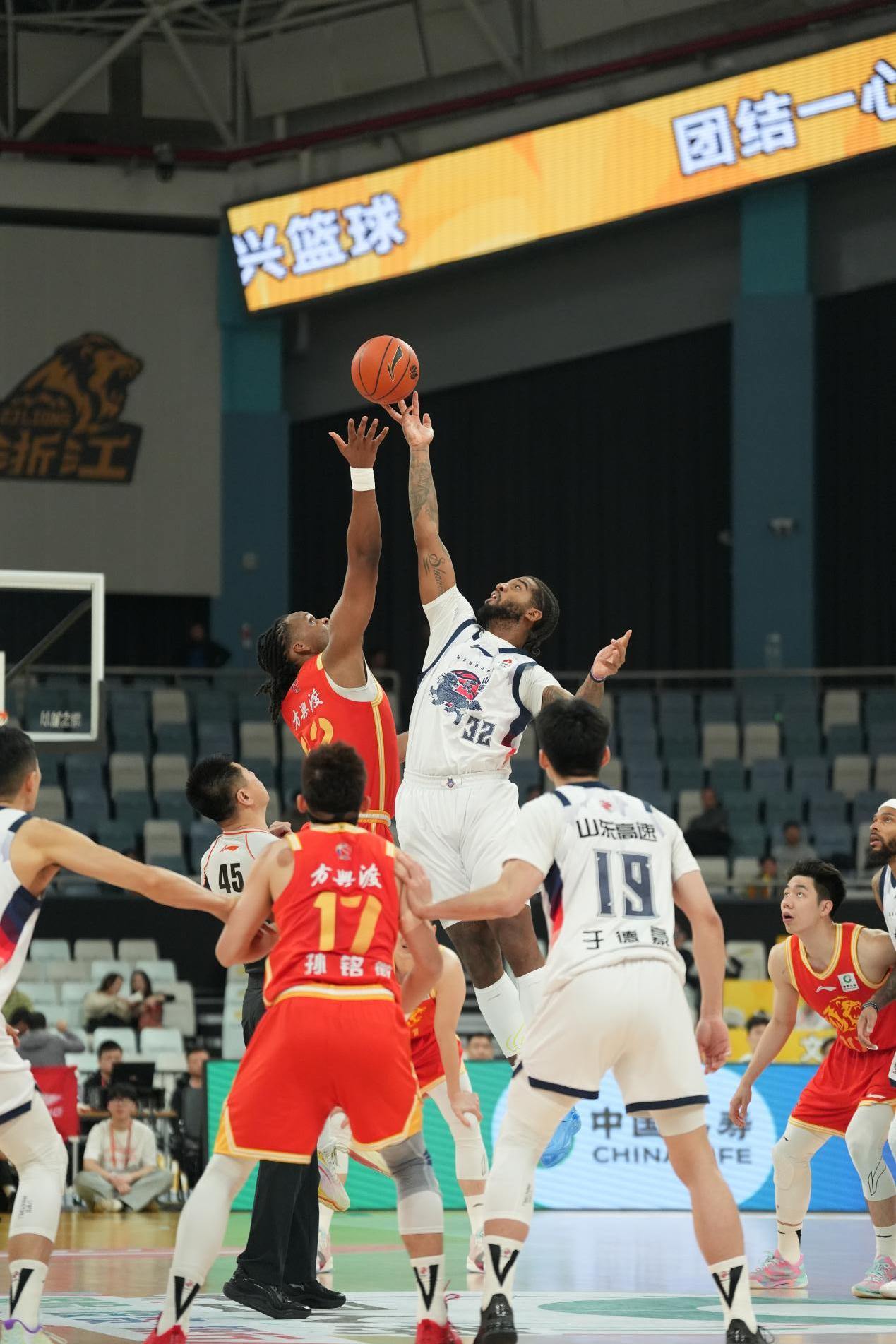 广州队外线爆发备战CBA季后赛新疆广汇刷新队史纪录备战法国杯，连对手都承认：利物浦围绕欧超杯队长鼓劲的简单介绍